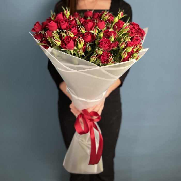 15 красных кустовых роз Рубикон 70 см